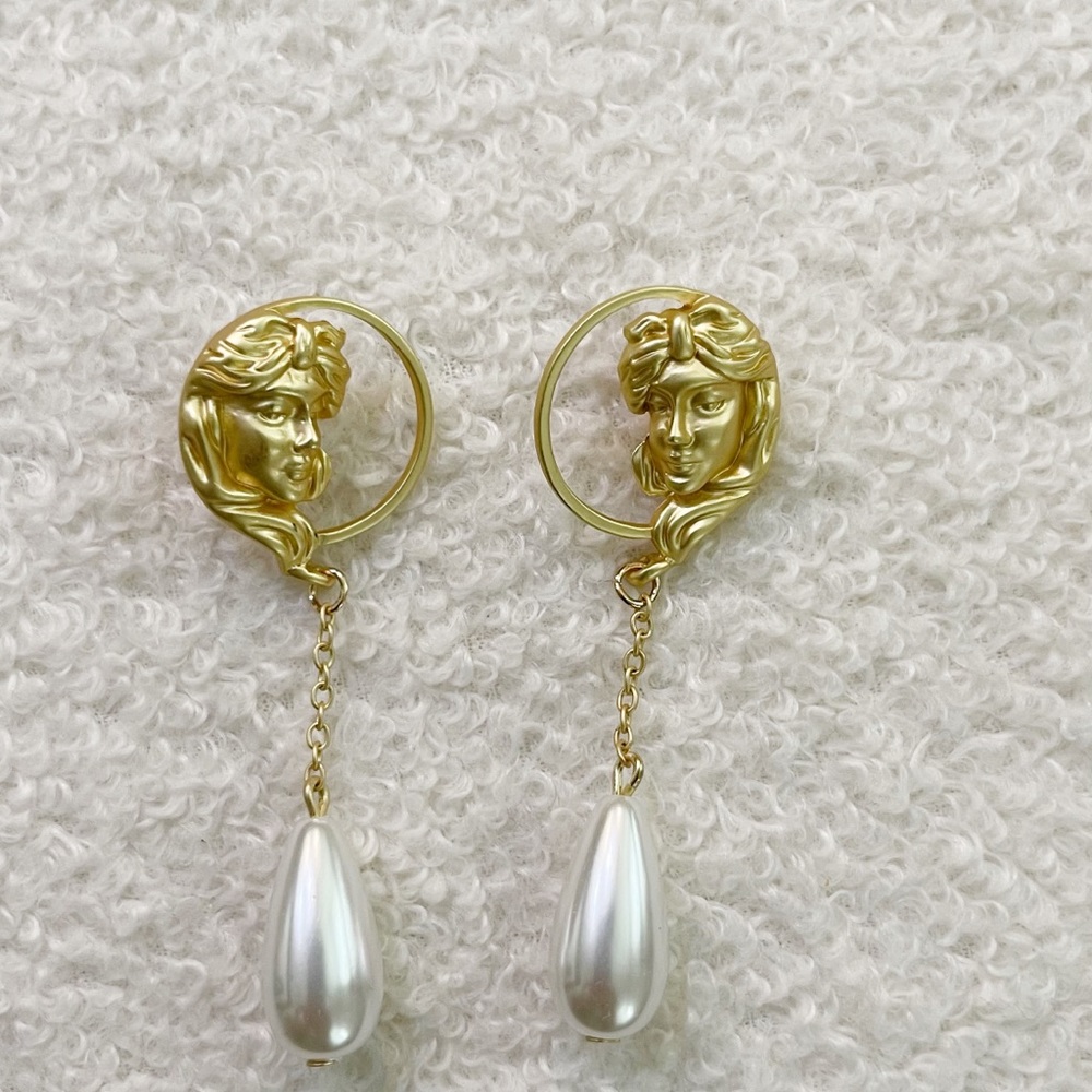 NEW** Vintage face pearl drop earrings